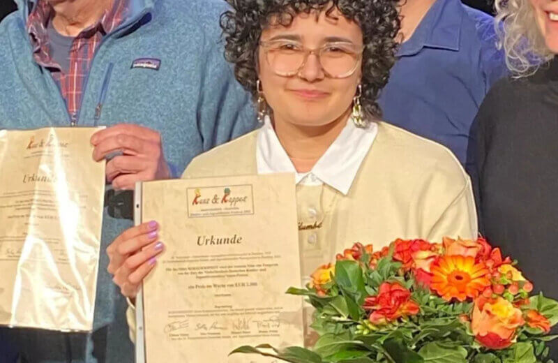 Foto van Nina van Tongeren tijdens uitreiking Kaas & Kappes Jongerentoneel-schrijfprijs